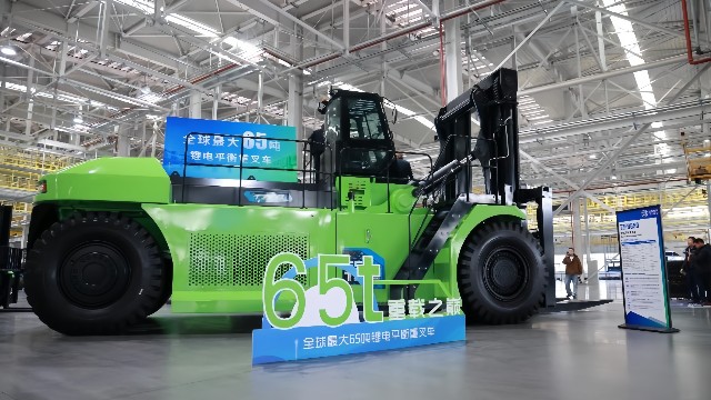全球超大65吨级锂电叉车下线，重载搬运进入绿色时代